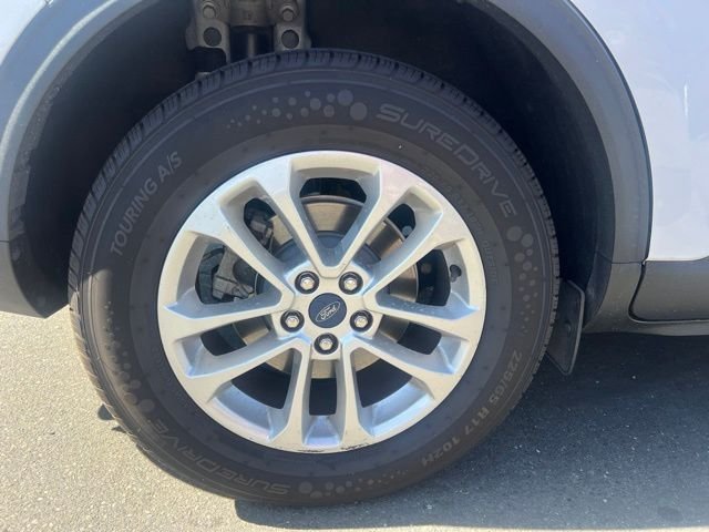 Used 2022 White Ford SE image 5