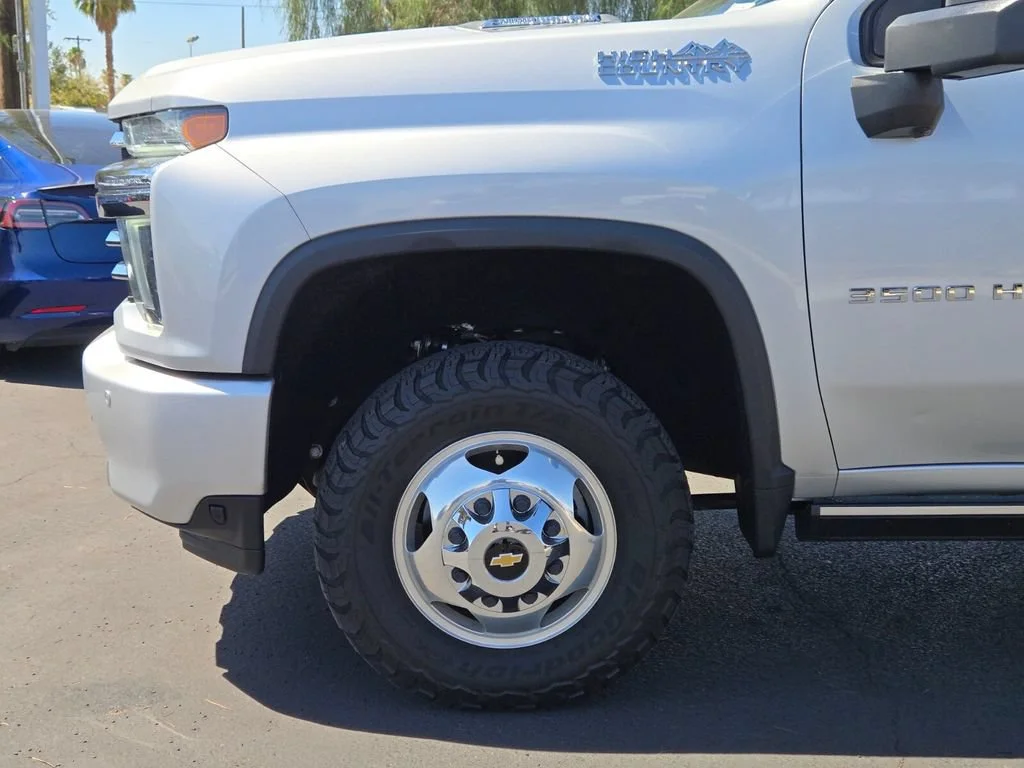 Used 2022 Silver Ice Metallic Chevrolet High Country DRW image 9