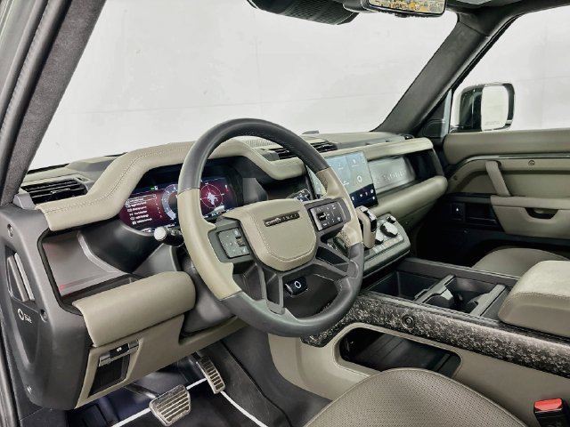 Certified Used 2025 Faroe Green Land Rover OCTA image 9