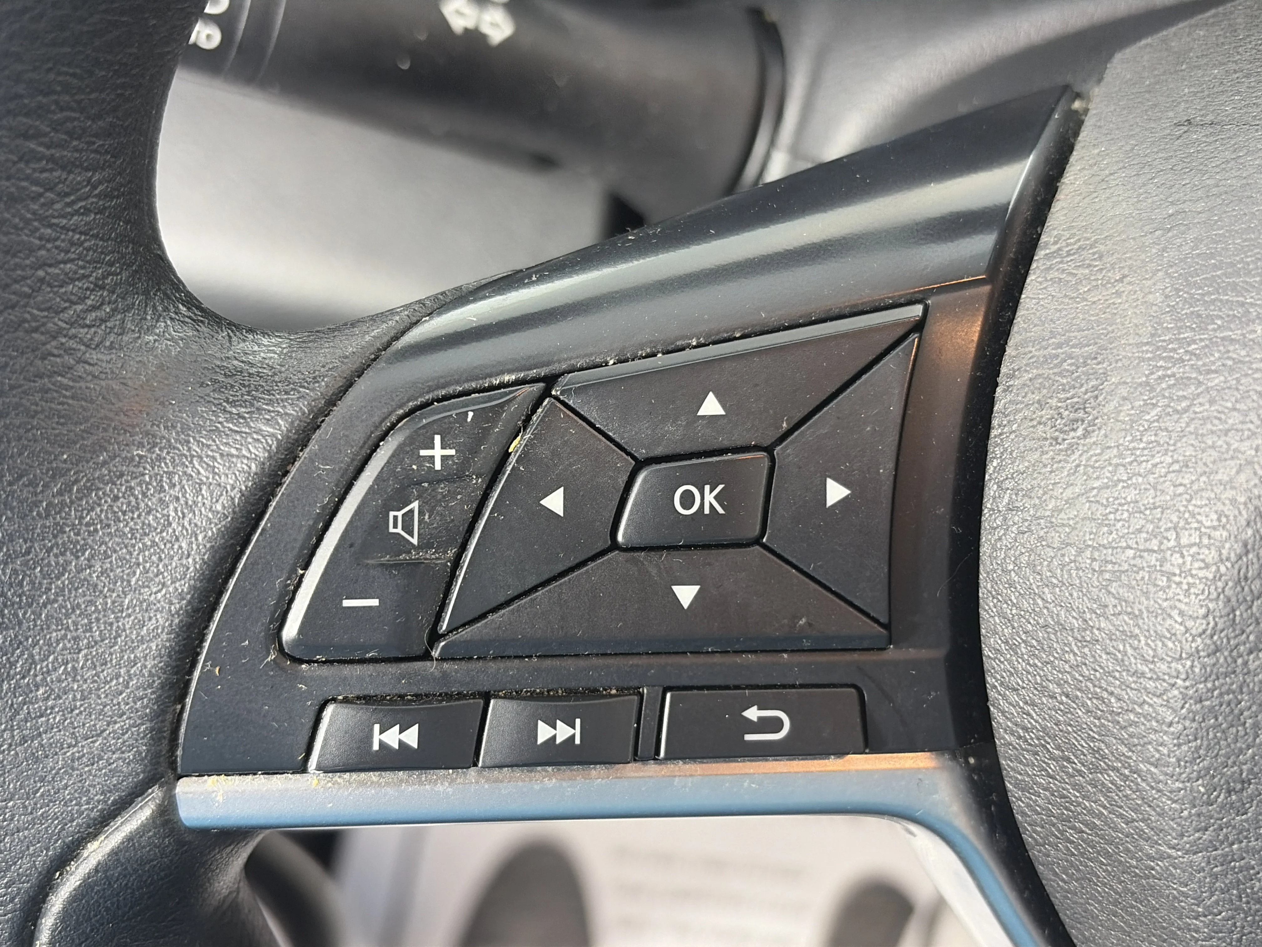 Used 2023 Gun Metallic Nissan SV image 30