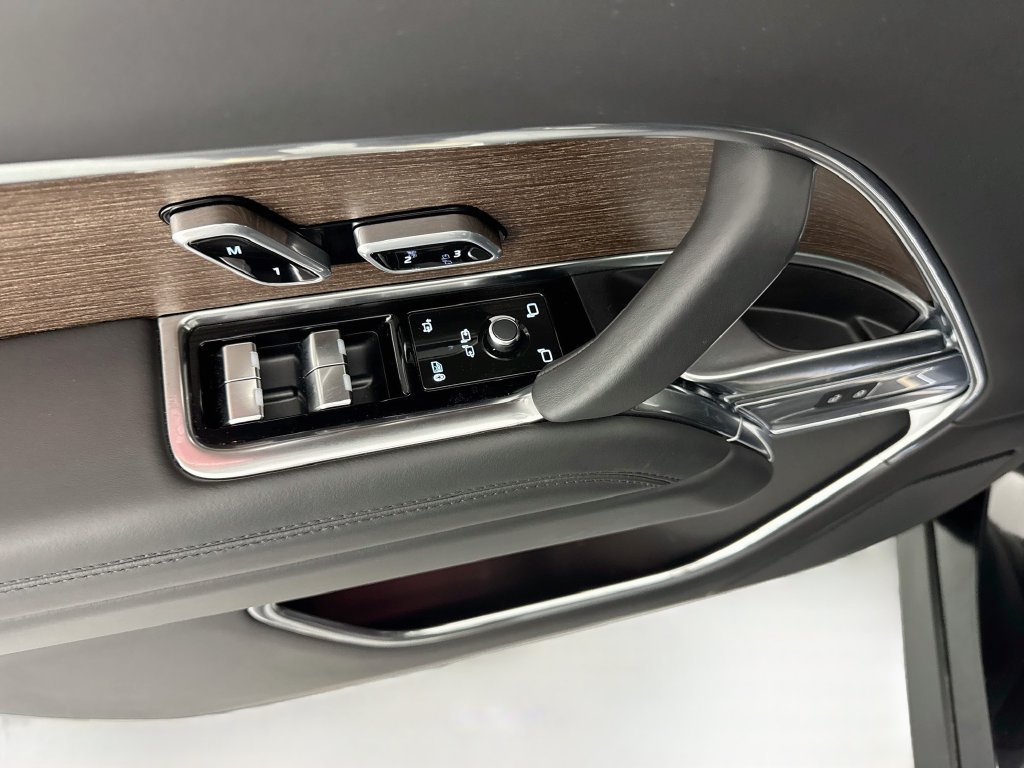 Certified Used 2025 Black Land Rover SE image 18