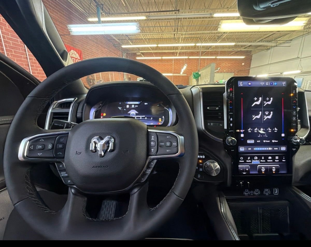 New 2026 Diamond Black Crystal Pearl-Coat Exterior Paint RAM Laramie image 25