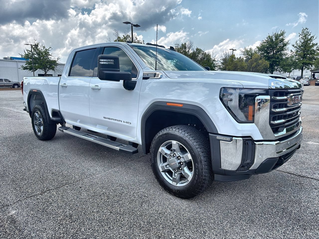New 2026 Summit White GMC SLE image 2