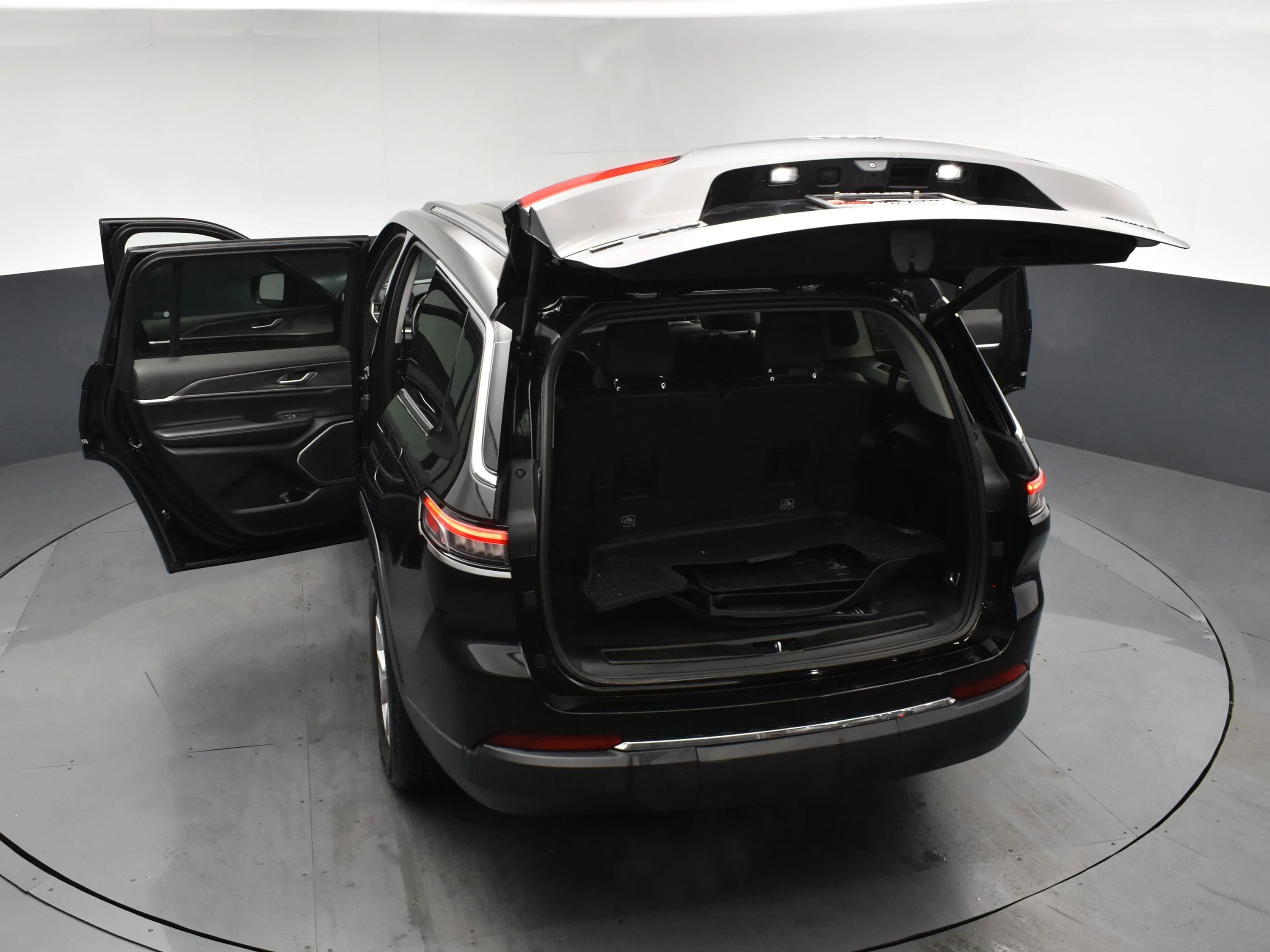 Used 2021 Diamond Black Crystal Pearlcoat Jeep Limited image 25