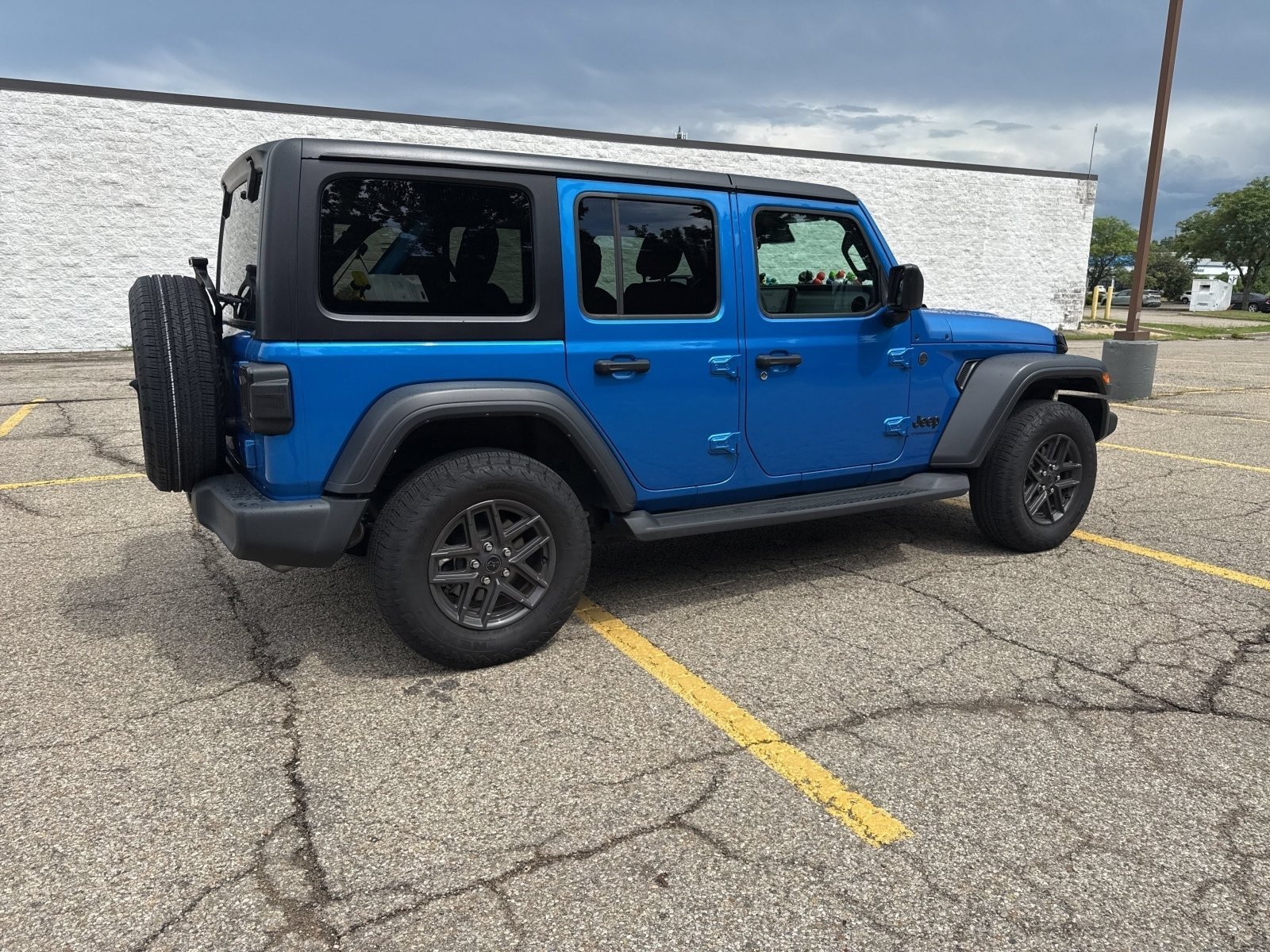 Used 2024 Hydro Blue Pearlcoat Jeep Sport S image 23