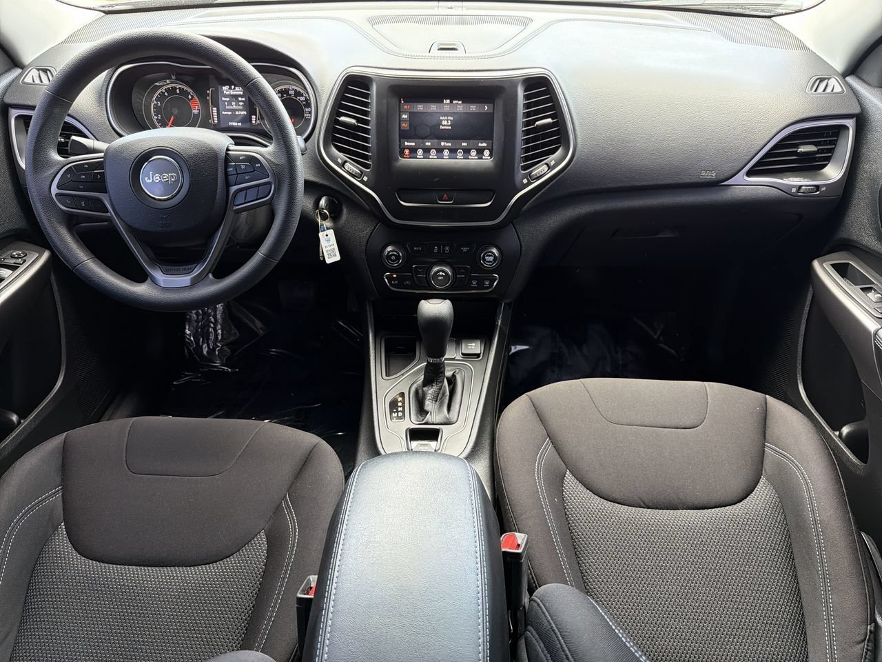Used 2020 Diamond Black Crystal Pearlcoat Jeep Latitude image 12