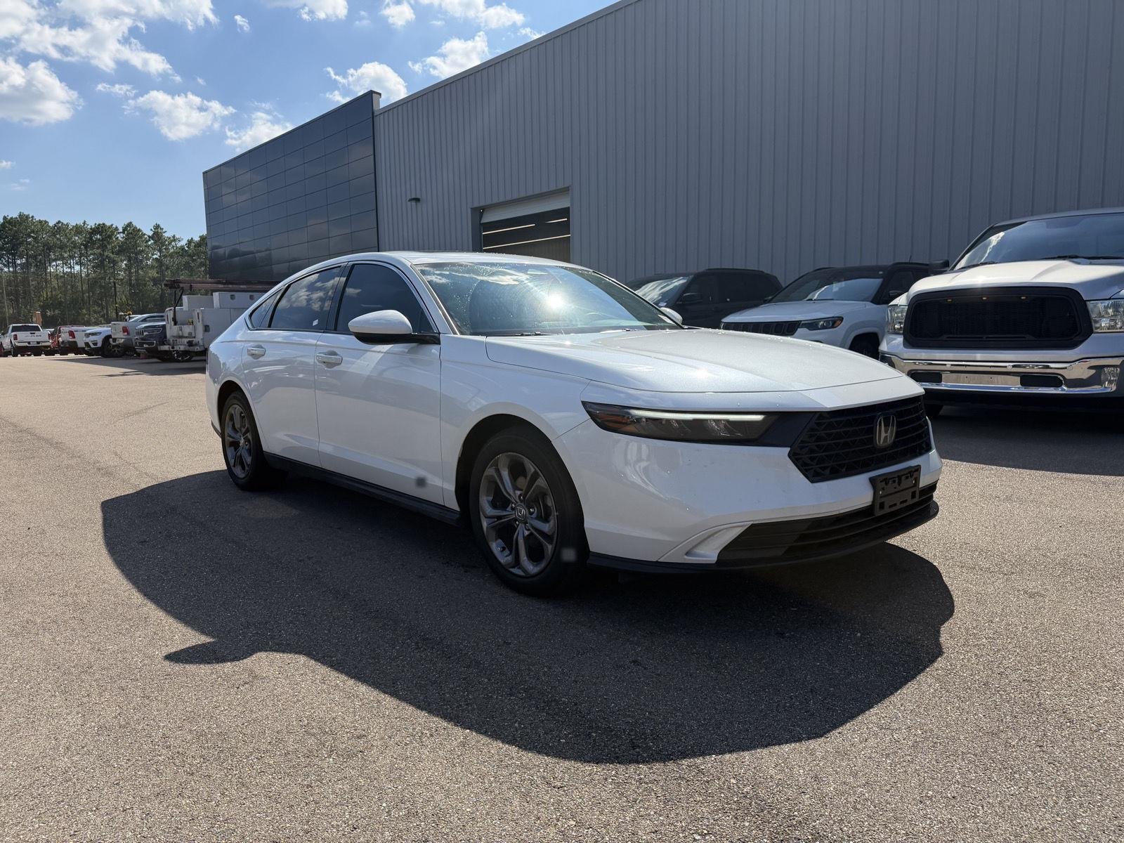Used 2024 Platinum White Pearl Honda EX image 3