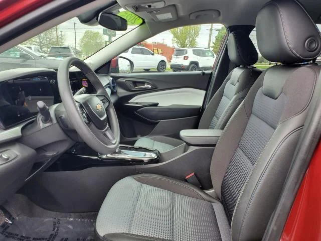 2025 Chevrolet Trax LT - Photo 6