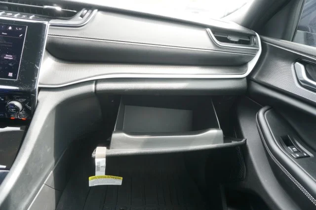 Used 2025  Jeep Laredo X image 37