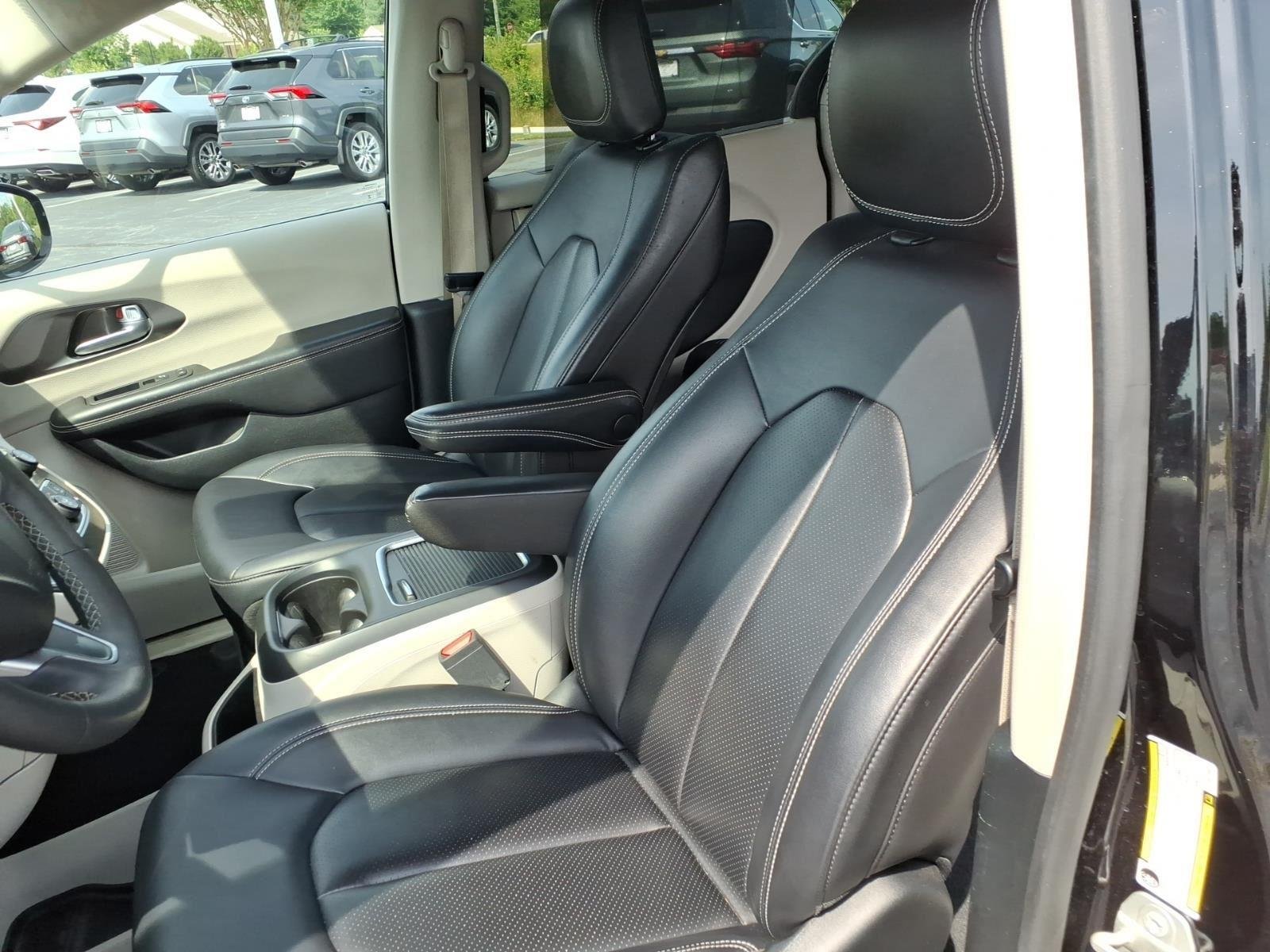 Used 2024 Diamond Black Crystal Pearlcoat Chrysler Touring L image 21