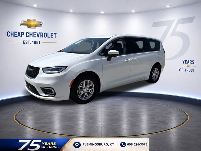 2023 Chrysler Pacifica Touring L's photo