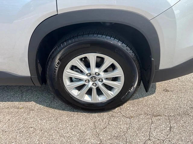 Used 2025 Silver Toyota XLE image 5