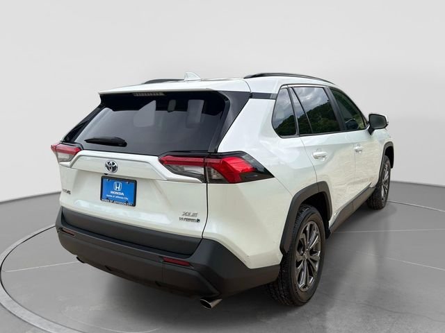 Used 2022 White Toyota XLE Premium image 6