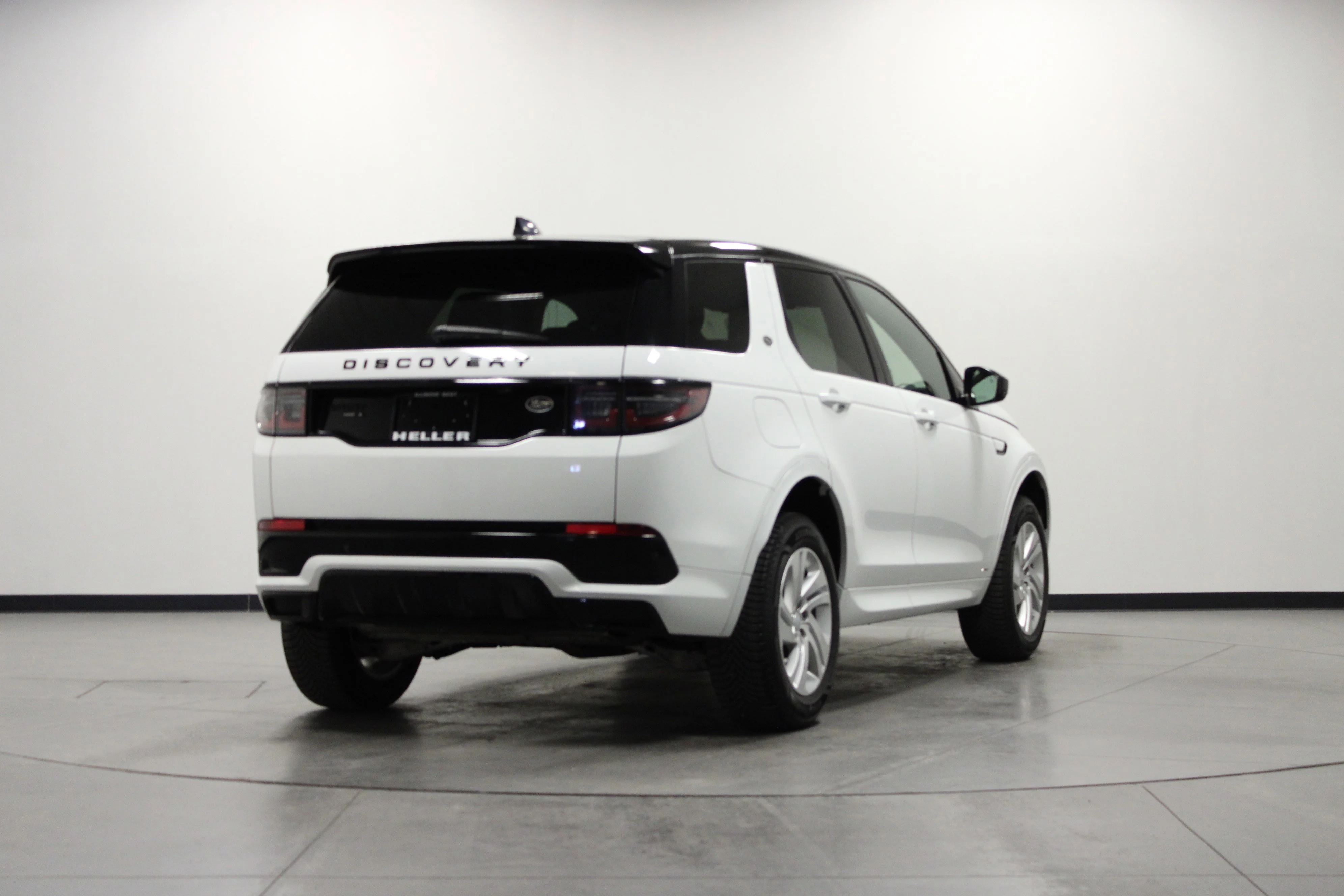 Used 2020 Fuji White Land Rover S R-Dynamic image 4