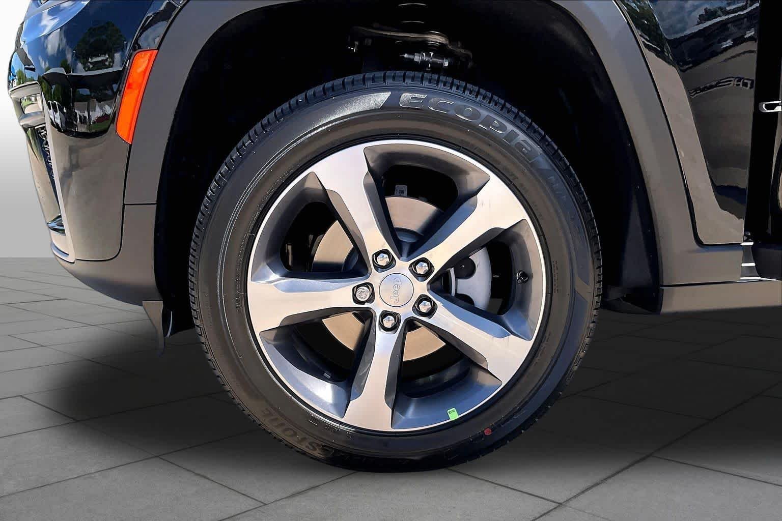 New 2026 Diamond Black Crystal Pearl-Coat Exterior Paint Jeep Limited image 11