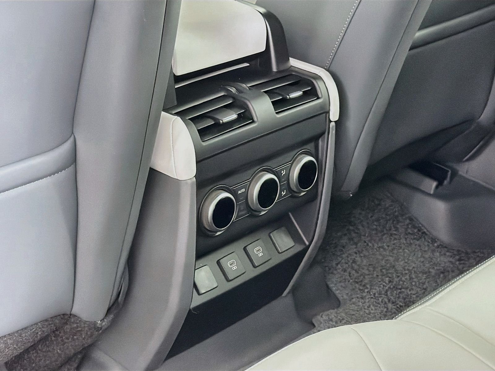 Used 2025 Carpathian Gray Premium Metallic Land Rover S image 29