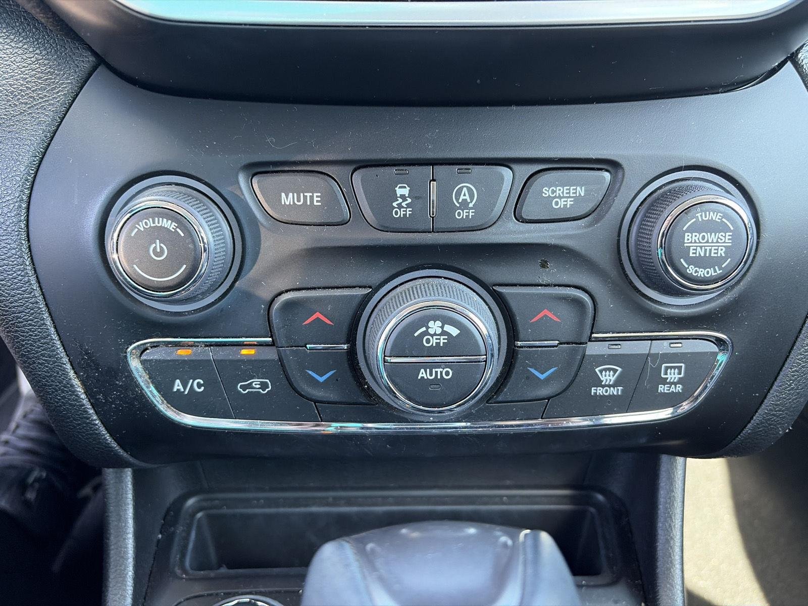 Used 2020 Slate Blue Pearlcoat Jeep Limited image 24