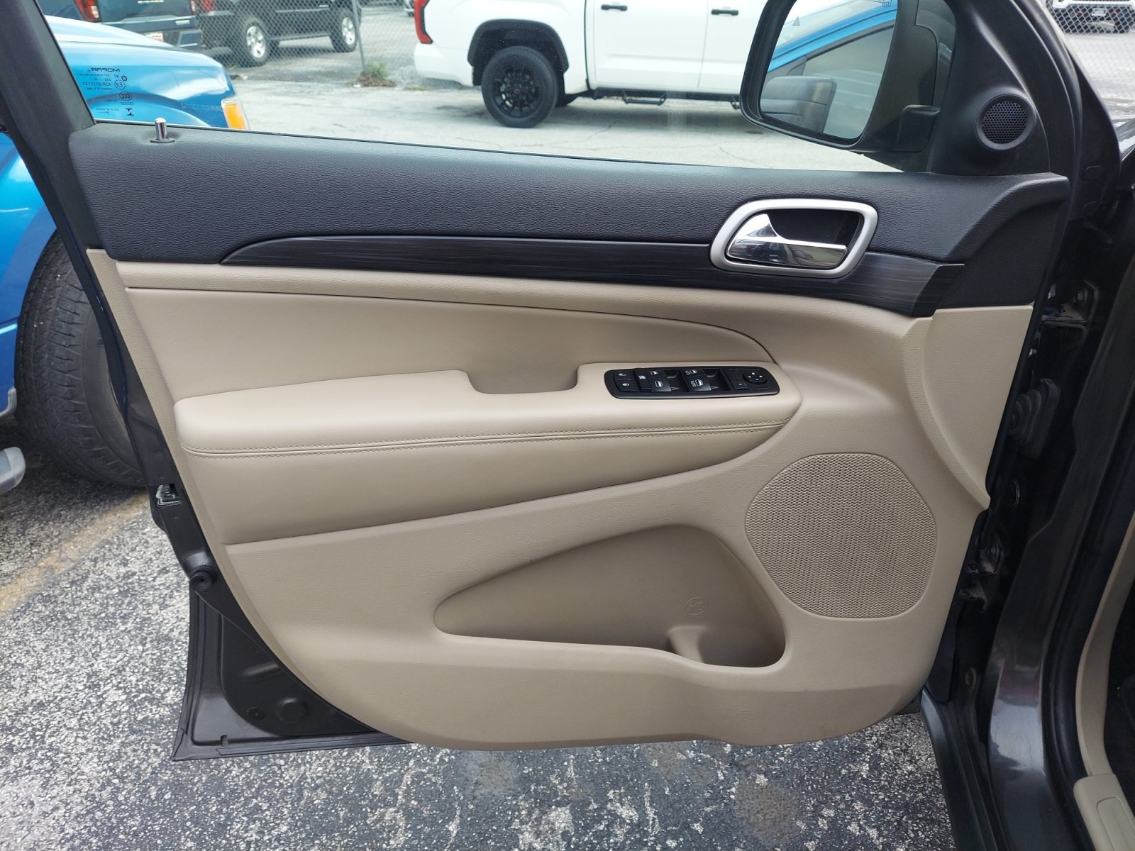 Used 2019 Granite Crystal Metallic Clearcoat Jeep Laredo E image 26