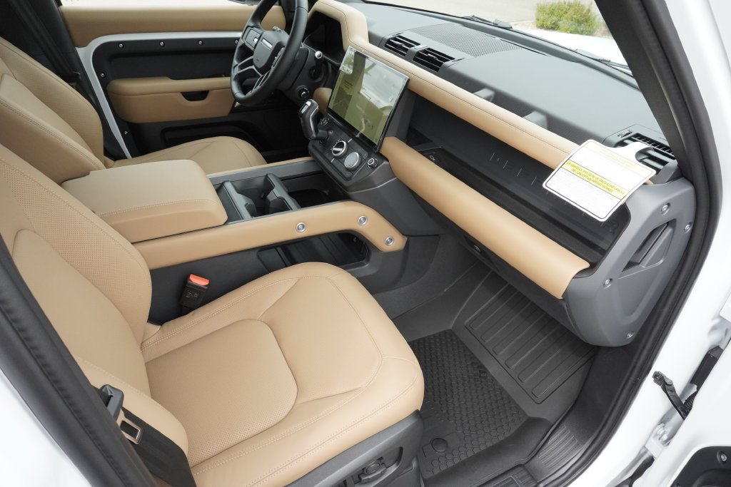 New 2026 Fuji White Land Rover X-Dynamic SE image 22