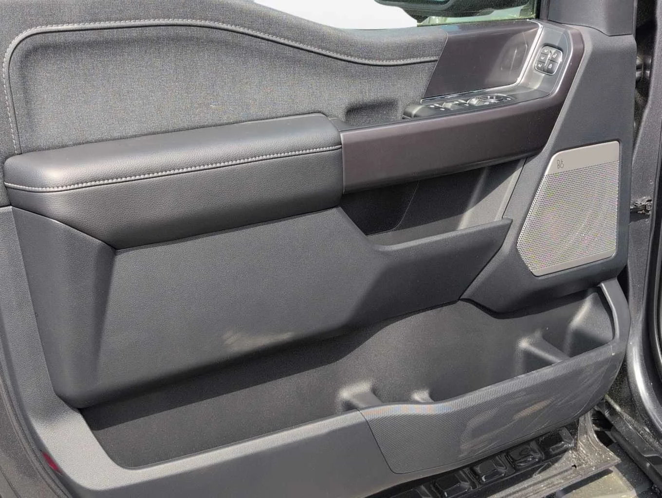 New 2026 Star White Metallic Tri-Coat Ford LARIAT image 5