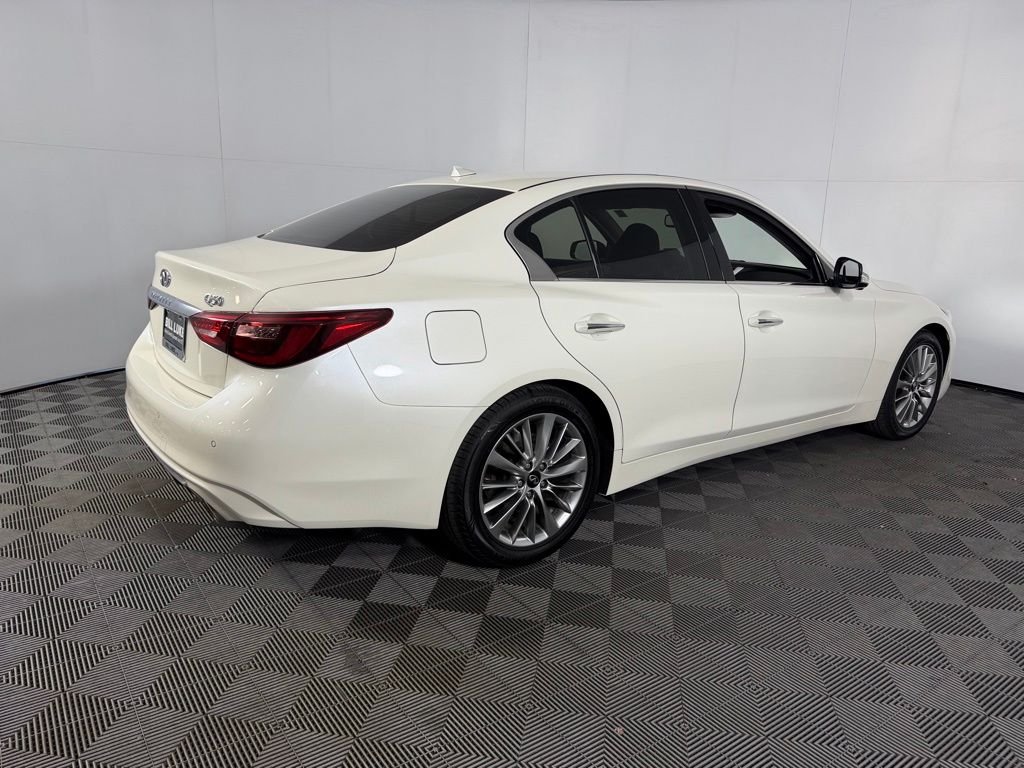 Used 2023 White INFINITI LUXE image 6