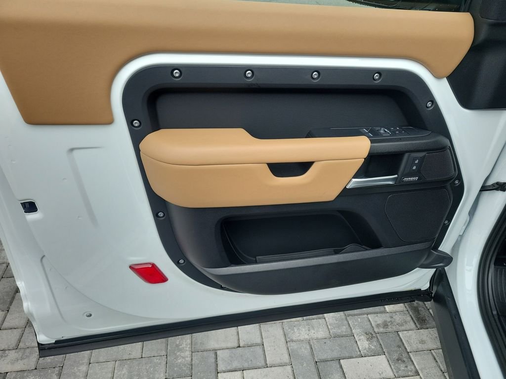 New 2026 Fuji White Land Rover V8 image 19