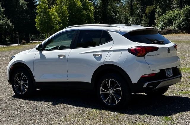 Used 2022 Summit White Buick Select image 7