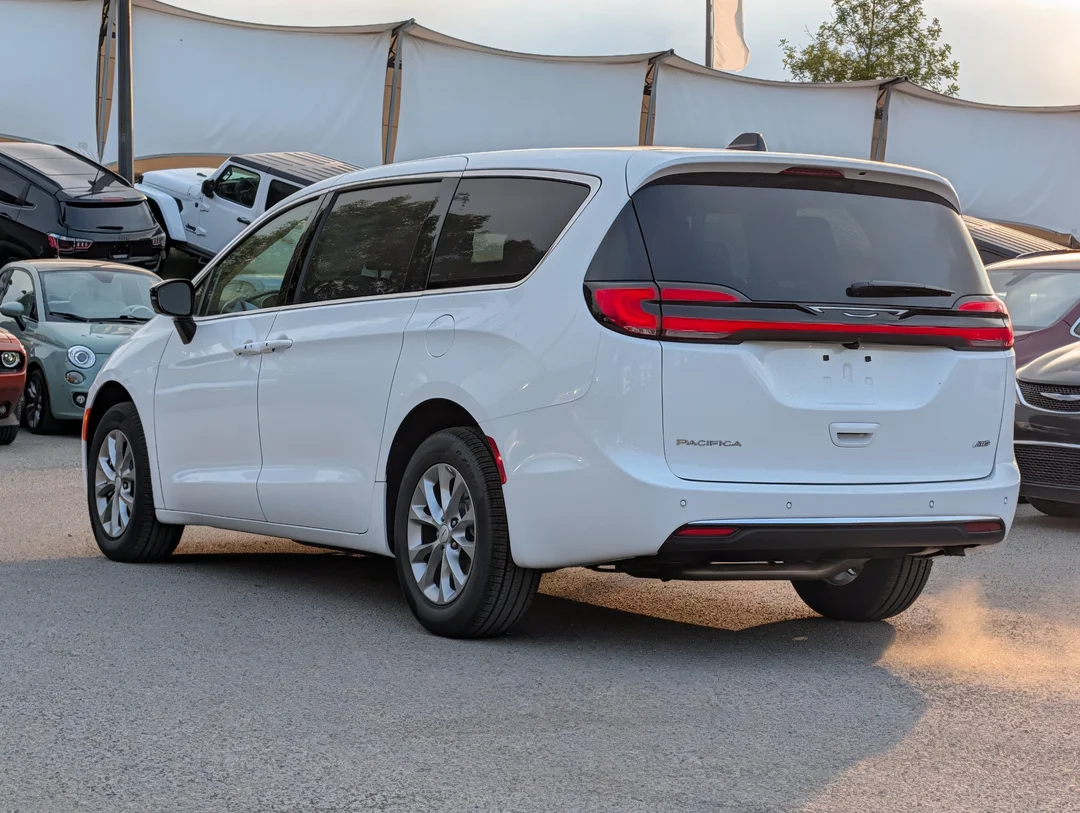 New 2027 White Chrysler Select - - AWD - 3.6L Pentastar V6 - Adaptive Cruise Control - Blind Spot Monitor & More! image 6
