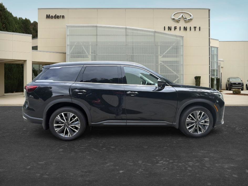 New 2027 Mineral Black INFINITI LUXE image 4