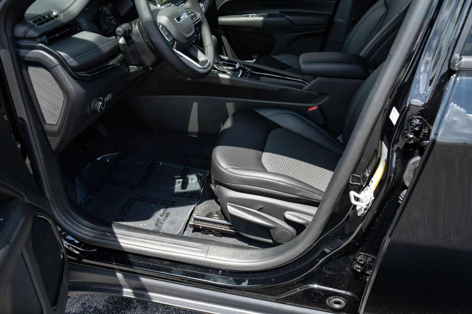 New 2026 Diamond Black Crystal Pearl-Coat Exterior Paint Jeep Latitude image 17