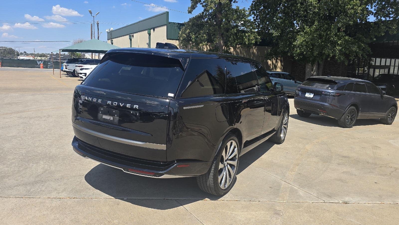 Used 2025 Santorini Black Metallic Land Rover SE image 4