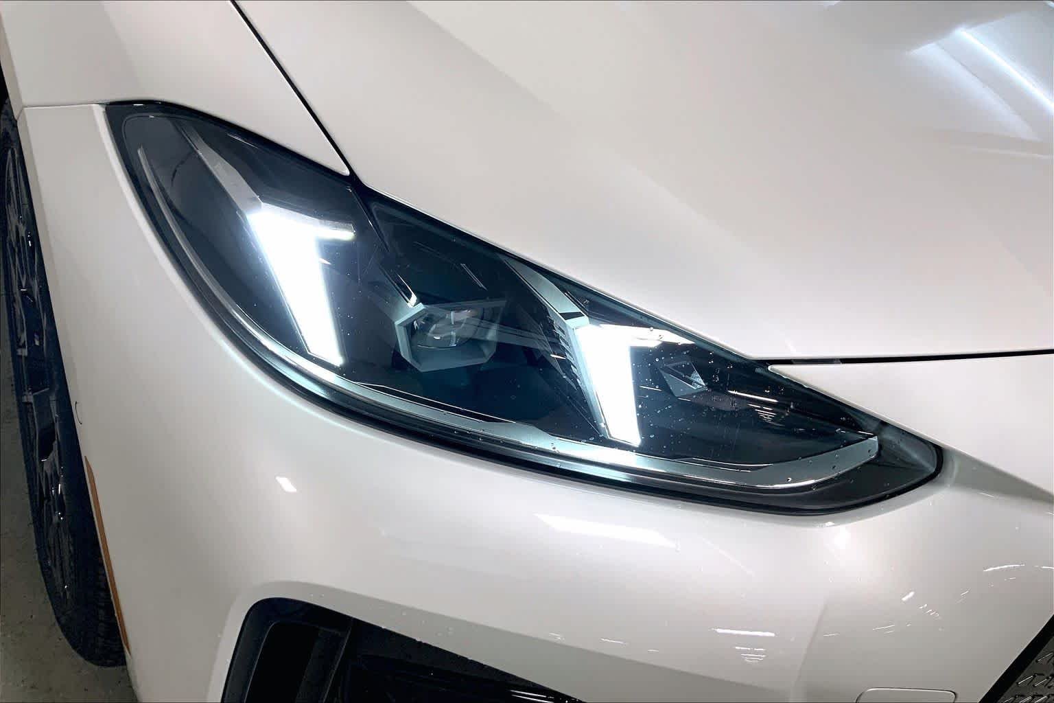 New 2026 Mineral White Metallic BMW xDrive40 image 13