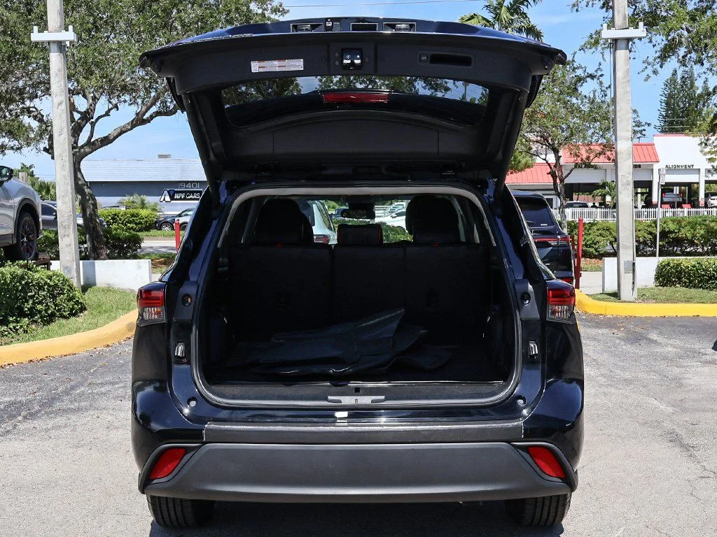 2024 Toyota Highlander LE - Photo 17