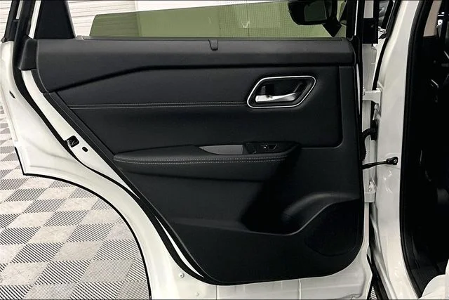 2025 Nissan Rogue Platinum - Photo 33