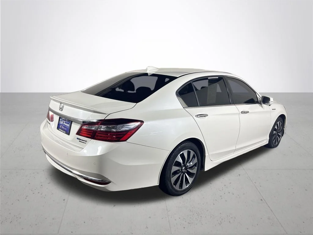Used 2017 White Honda Touring image 6