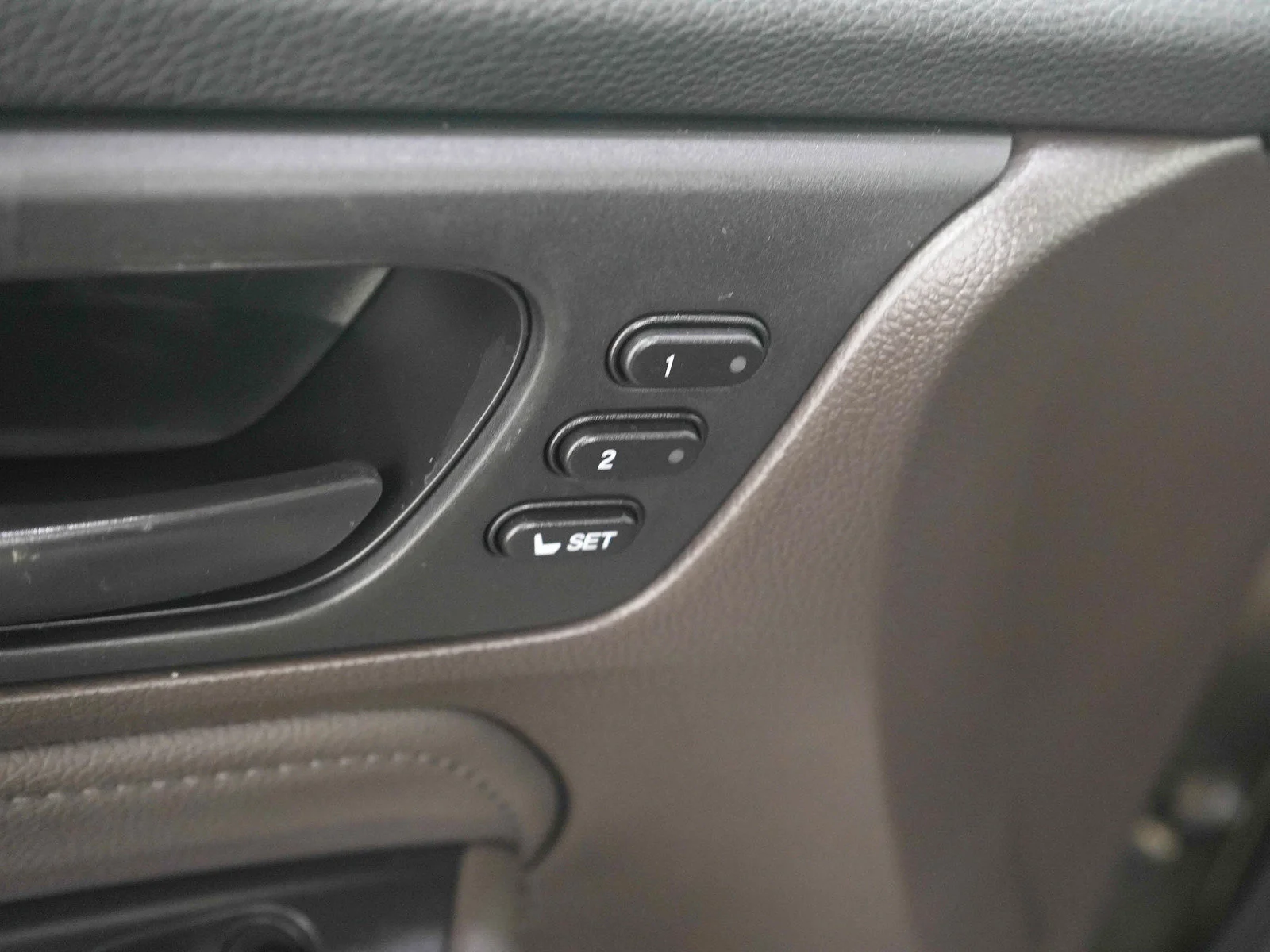 Used 2018 Pacific Pewter Metallic Honda Touring Auto image 25