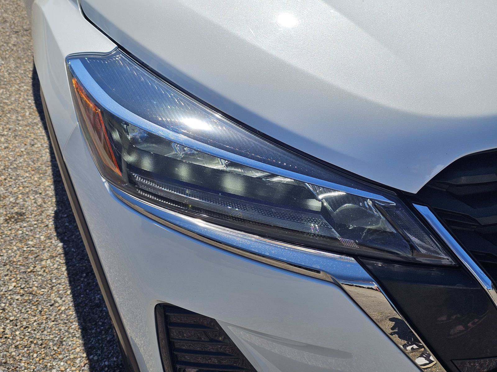 Used 2023 Aspen White Tricoat Nissan SR image 4