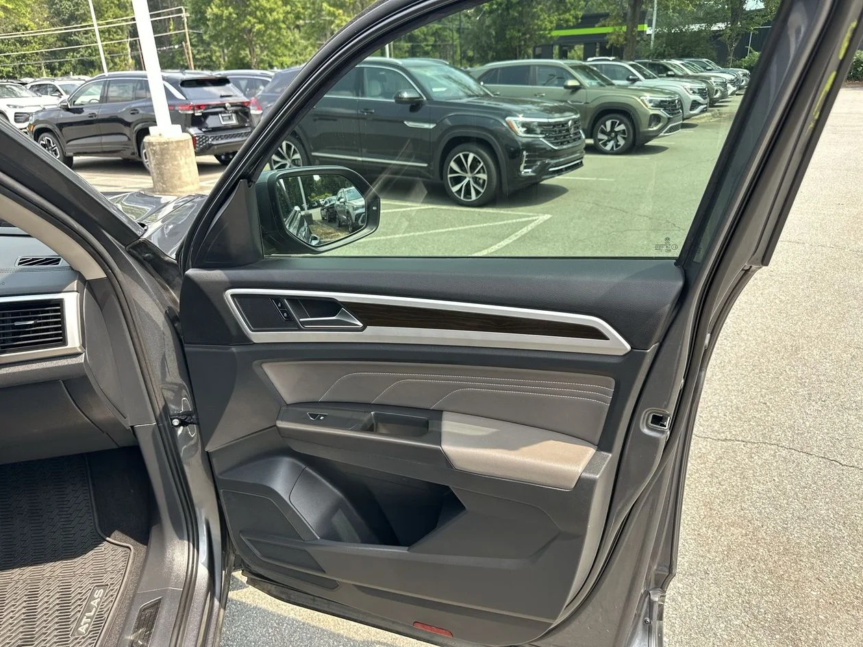 Used 2022 Gray Volkswagen 3.6L V6 SE w/Technology image 32
