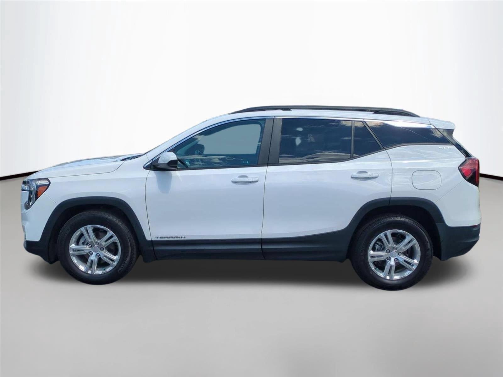 Used 2022 Summit White GMC SLE image 2