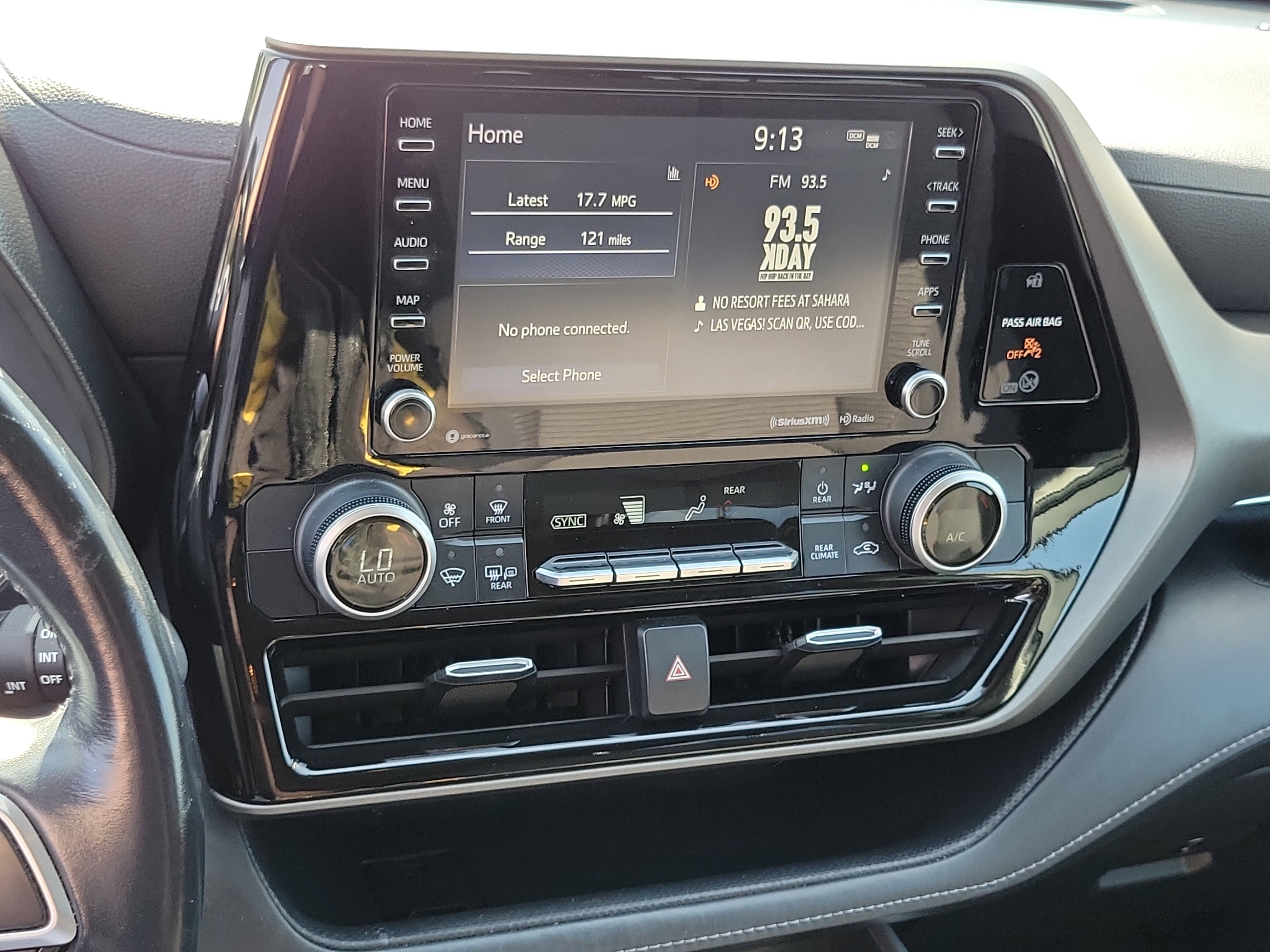 2021 Toyota Highlander LE - Photo 13
