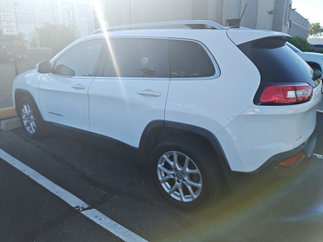 Used 2018 Bright White Clearcoat Jeep Latitude image 10