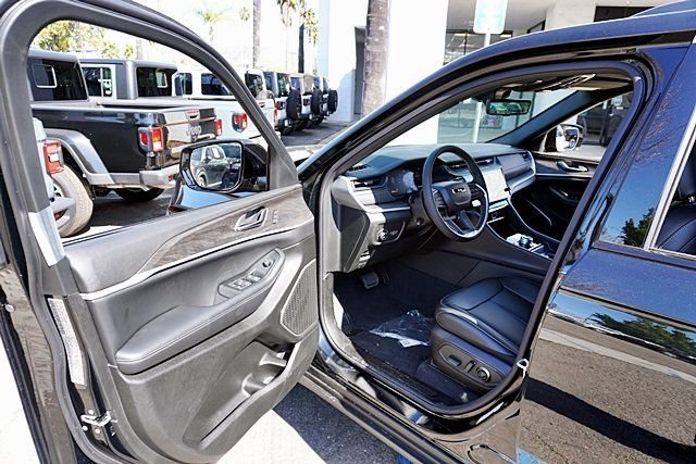 New 2026 Diamond Black Crystal Pearl-Coat Exterior Paint Jeep Limited image 42