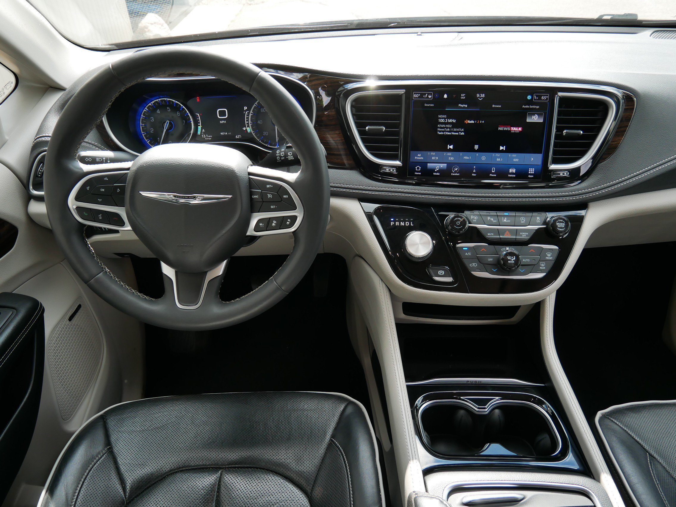 Used 2022 Brilliant Black Crystal Pearlcoat Chrysler Limited image 17