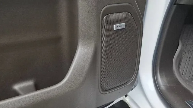 Used 2022 White Frost Tricoat GMC Denali image 13
