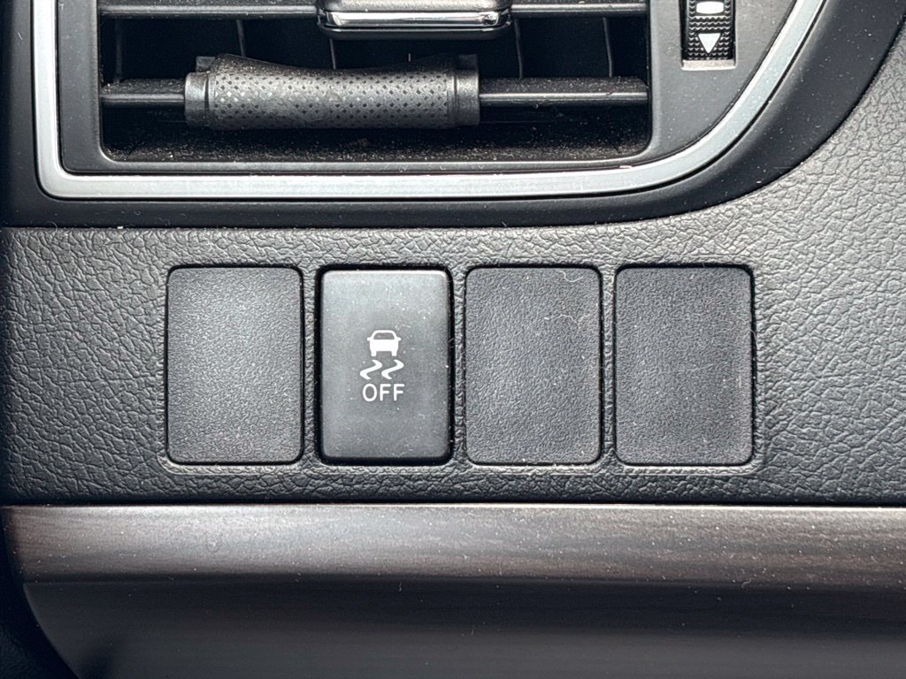 Used 2015 Gray Toyota LE image 28