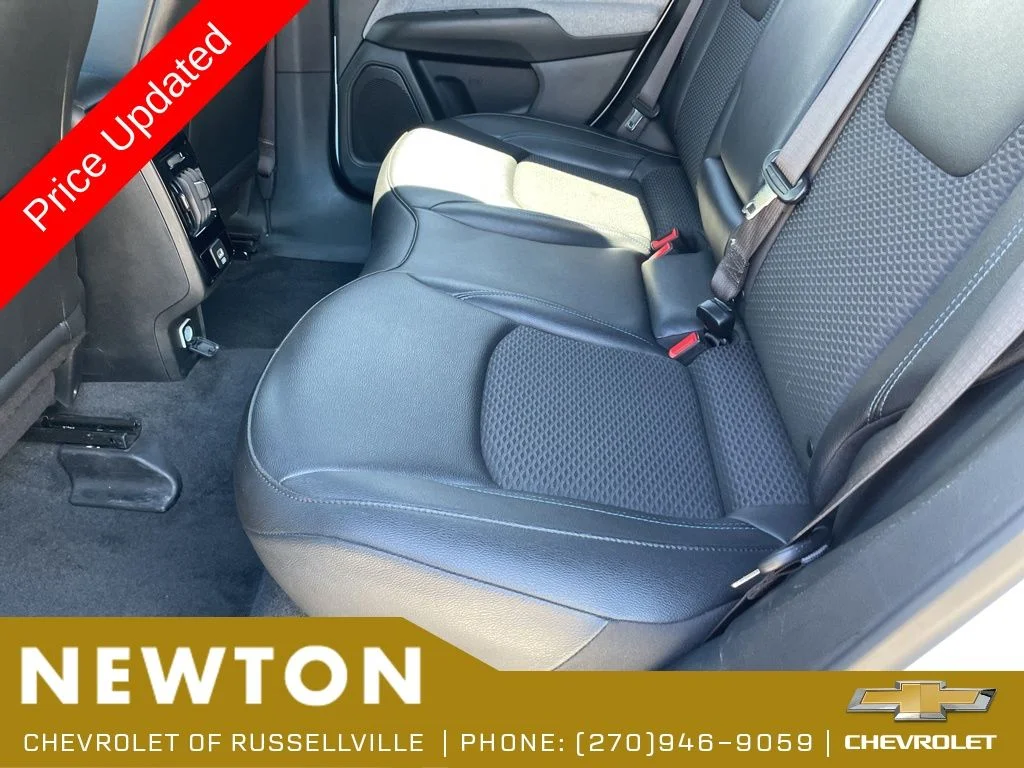 Used 2025 Bright White Clearcoat Jeep Latitude image 41