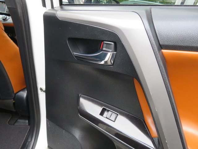 Used 2017  Toyota SE image 10