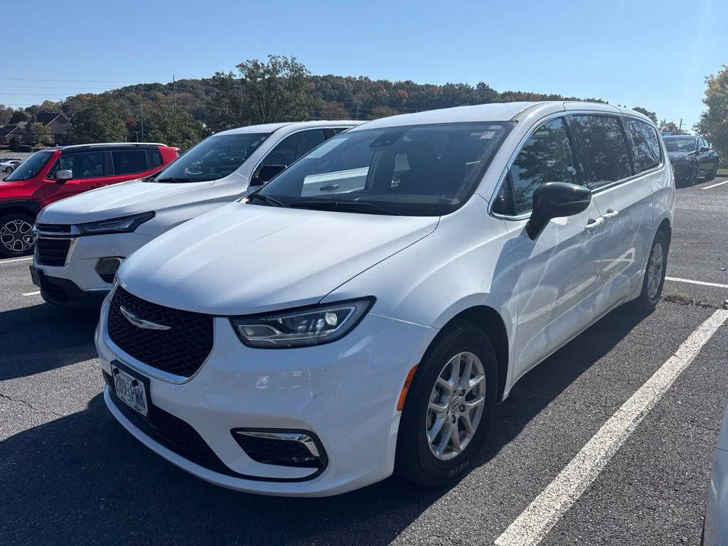 Used 2024 White Chrysler Touring L image 2