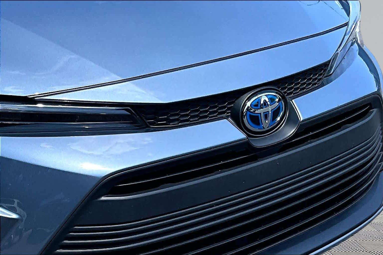 Used 2025 Celestite Toyota Hybrid LE image 29