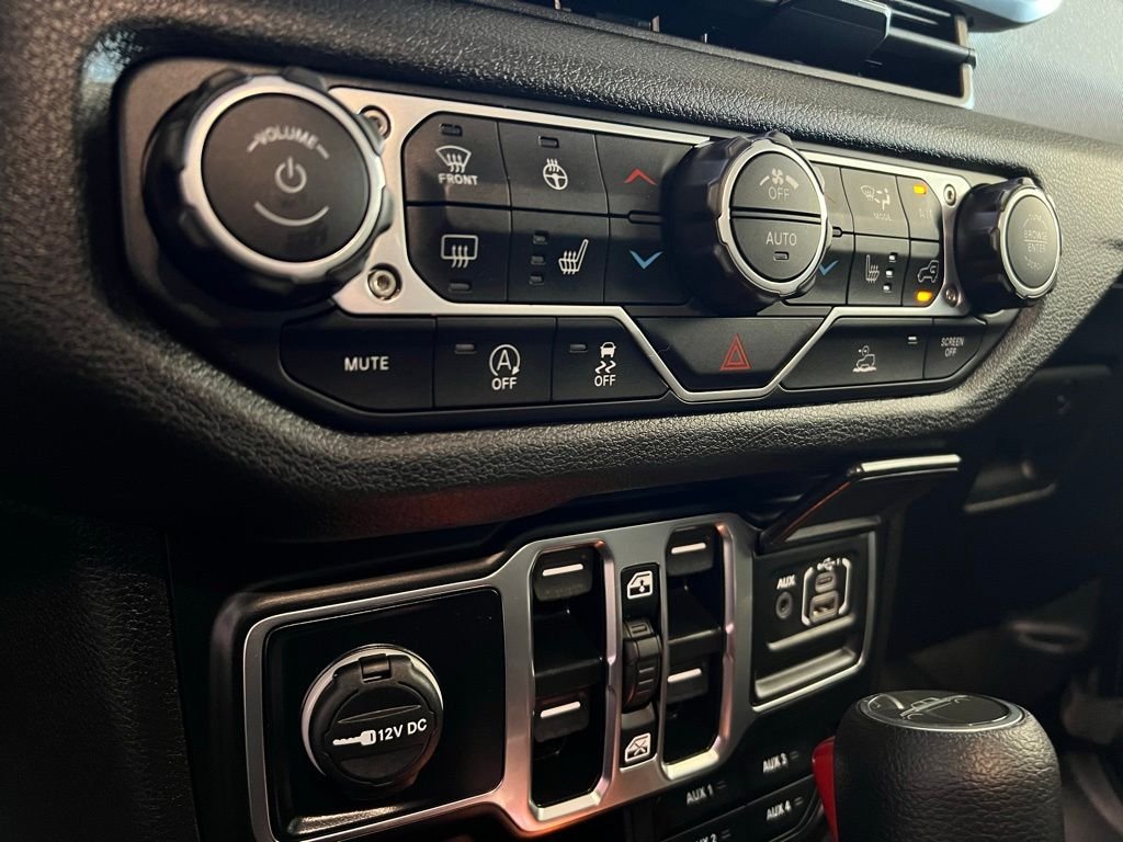 Used 2025 Granite Crystal Metallic Clear Jeep Sport S image 22